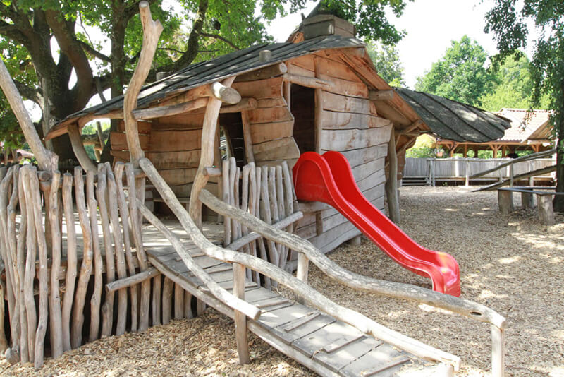 Kinderspielplatz mit Holzspielhütte und Rutsche im Zoo Arche Noah